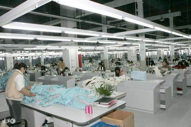 服裝加工廠哀鴻遍野，這家老板卻悶聲發(fā)大財(cái) 二十年只做一件事